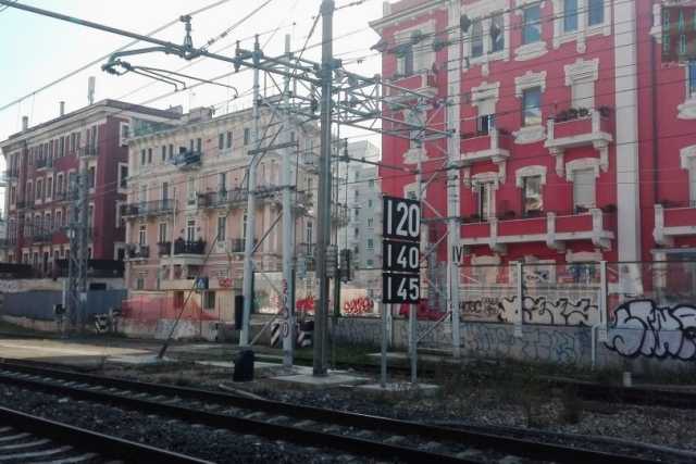 Palazzi liberty ingabbiati da binari e sottopassi: � l'elegante ma degradata via Tunisi